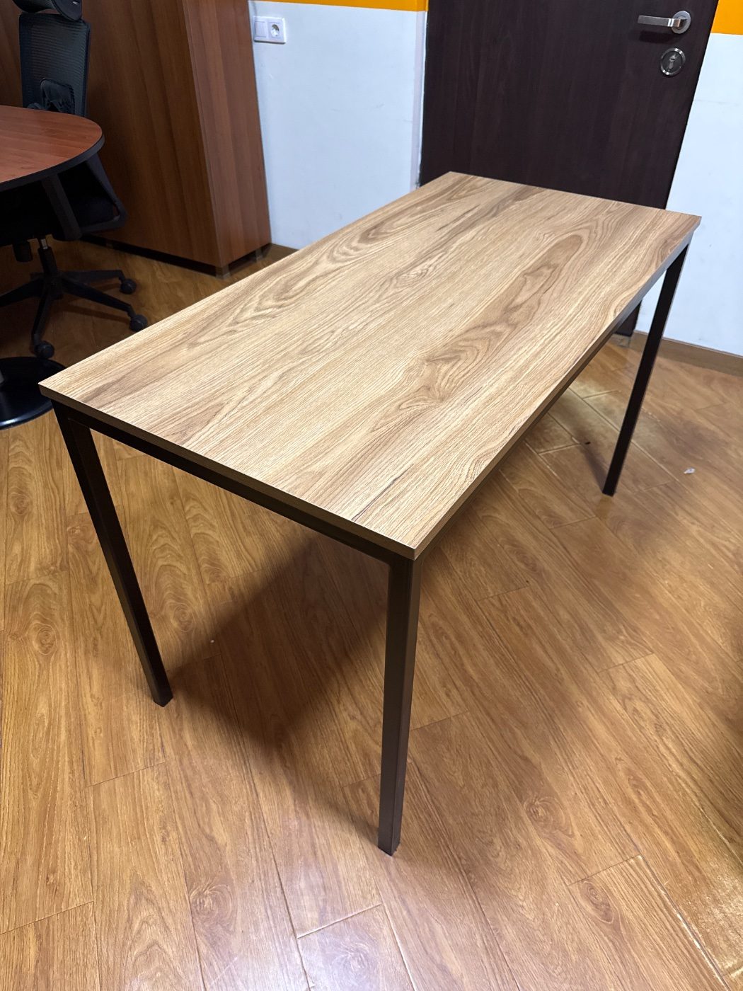 Table 120 x 60 cm Dark brown chestnut color.